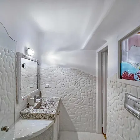 M11 - Seaview - Luxury With Pools & Views *