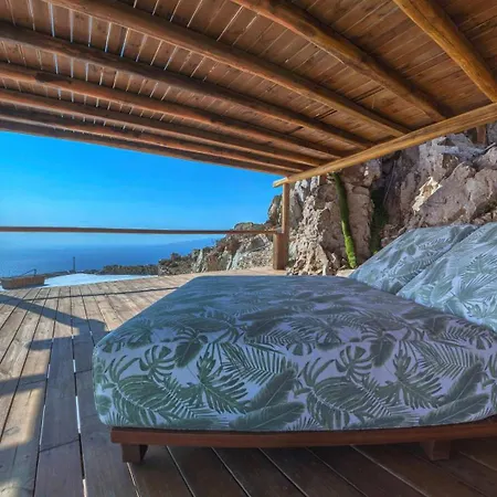 M11 - Seaview - Luxury With Pools & Views