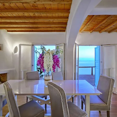 M11 - Seaview - Luxury With Pools & Views *