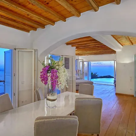 M11 - Seaview - Luxury With Pools & Views فيلة