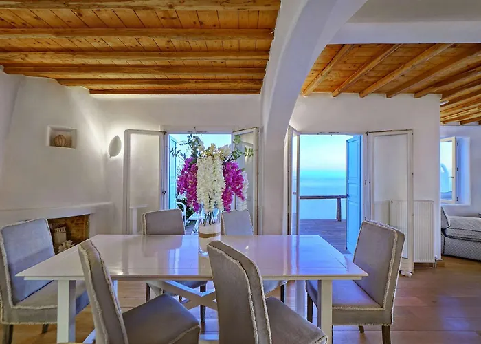 M11 - Seaview - Luxury With Pools & Views *