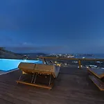M11 - Seaview - Luxury With Pools & Views
